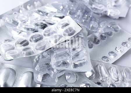 Pile de blisters vides de pilules usagés, paquets de médicaments argentés. Traitement et concept médicamenteux Banque D'Images