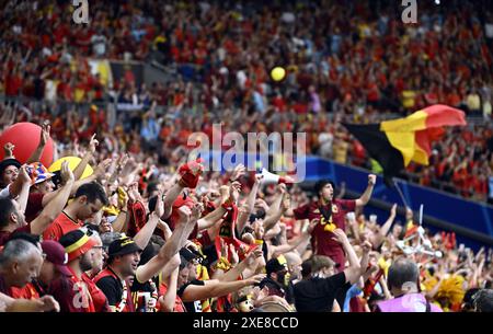 Stuttgart, Allemagne. 26 juin 2024. Un groupe de Red Devils soutient un match de football entre l'Ukraine et l'équipe nationale belge de football Red Devils, mercredi 26 juin 2024 à Stuttgart, Allemagne, le troisième match de la phase de groupes des championnats d'Europe UEFA Euro 2024. BELGA PHOTO DIRK WAEM crédit : Belga News Agency/Alamy Live News Banque D'Images