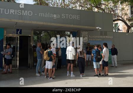 Un groupe de touristes est vu écouter un guide touristique devant un office de tourisme sur la place Plaza de la Marina, dans un contexte de rejet croissant du tourisme de masse. Malaga a connu une croissance significative du tourisme de masse et une augmentation du nombre d'appartements touristiques dans le centre-ville et les quartiers. Ces facteurs ont entraîné une hausse des prix des loyers et des logements. Les associations et organisations locales de voisinage demandent que des mesures soient prises pour limiter les prix des loyers et l'impact du tourisme de masse. (Photo de Jesus Merida/SOPA images/SIPA USA) Banque D'Images