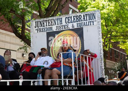 Junetenth Parade and festival sur la 116th Street et Malcolm X Blvd dans le quartier de Harlem à New York. Il représente la liberté, la justice et l'égalité. Le 19 juin 1865, la liberté est finalement venue pour les 250 000 esclaves du Texas. Ce jour-là, qui allait devenir connu sous le nom de Junetenth, l'armée est arrivée pour appliquer ce qui avait déjà été la loi du pays pendant deux ans et demi - la Proclamation d'émancipation. Banque D'Images