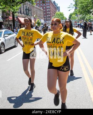 Junetenth Parade and festival sur la 116th Street et Malcolm X Blvd dans le quartier de Harlem à New York. Il représente la liberté, la justice et l'égalité. Le 19 juin 1865, la liberté est finalement venue pour les 250 000 esclaves du Texas. Ce jour-là, qui allait devenir connu sous le nom de Junetenth, l'armée est arrivée pour appliquer ce qui avait déjà été la loi du pays pendant deux ans et demi - la Proclamation d'émancipation. Banque D'Images