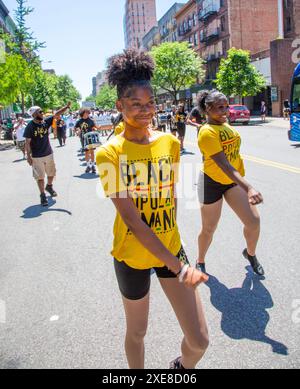 Junetenth Parade and festival sur la 116th Street et Malcolm X Blvd dans le quartier de Harlem à New York. Il représente la liberté, la justice et l'égalité. Le 19 juin 1865, la liberté est finalement venue pour les 250 000 esclaves du Texas. Ce jour-là, qui allait devenir connu sous le nom de Junetenth, l'armée est arrivée pour appliquer ce qui avait déjà été la loi du pays pendant deux ans et demi - la Proclamation d'émancipation. Banque D'Images