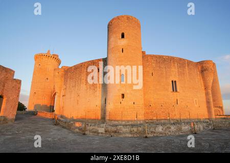 Château de Bellver au coucher du soleil Banque D'Images