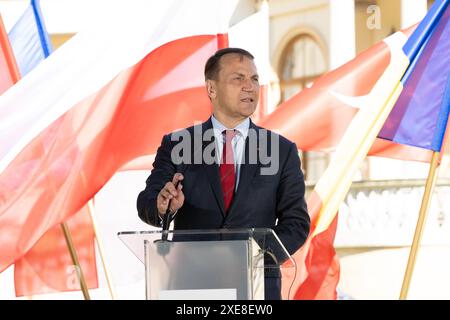 Le ministre polonais des Affaires étrangères Radoslaw Sikorski intervient lors d'une conférence de presse. Conférence de presse du ministre des Affaires étrangères de Pologne Radoslaw Sikorski et du ministre des Affaires étrangères de Roumanie, Lumini?a ODOBESCU et du ministre des Affaires étrangères de Turquie, Hakan Fidan. Crédit : SOPA images Limited/Alamy Live News Banque D'Images