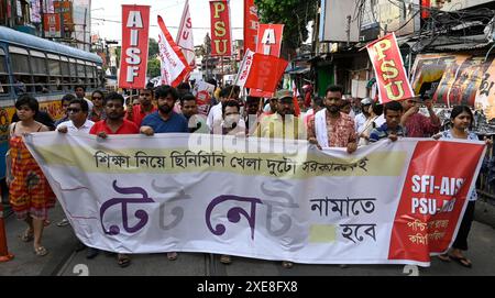 Kolkata, Inde. 25 juin 2024. KOLKATA, INDE - JUIN 25 : des partisans d'organisations d'étudiants de gauche ont organisé un rassemblement de protestation de Shyambazar à College Street contre une escroquerie présumée récente dans le cadre de NEET et de l'examen UGC-net le 25 juin 2024 à Kolkata, en Inde. (Photo de Samir Jana/Hindustan Times/Sipa USA) crédit : Sipa USA/Alamy Live News Banque D'Images