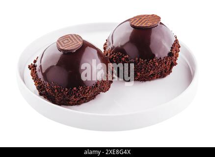 Tranches de gâteau en glaçage au chocolat isolé sur blanc Banque D'Images