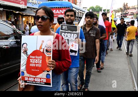 Kolkata, Inde. 25 juin 2024. KOLKATA, INDE - JUIN 25 : des partisans d'organisations d'étudiants de gauche ont organisé un rassemblement de protestation de Shyambazar à College Street contre une escroquerie présumée récente dans le cadre de NEET et de l'examen UGC-net le 25 juin 2024 à Kolkata, en Inde. (Photo de Samir Jana/Hindustan Times/Sipa USA) crédit : Sipa USA/Alamy Live News Banque D'Images