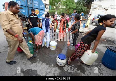 New Delhi, Inde. 25 juin 2024. NEW DELHI, INDE - JUIN 25 : des gens remplissent l'eau d'un ravitaillement en eau du gouvernement de Delhi, pendant une vague de chaleur à haute température, dans la région de New Ashok Nagar le 25 juin 2024 à New Delhi, Inde. (Photo de Sanjeev Verma/Hindustan Times/Sipa USA) crédit : Sipa USA/Alamy Live News Banque D'Images