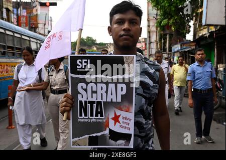 Kolkata, Inde. 25 juin 2024. KOLKATA, INDE - JUIN 25 : des partisans d'organisations d'étudiants de gauche ont organisé un rassemblement de protestation de Shyambazar à College Street contre une escroquerie présumée récente dans le cadre de NEET et de l'examen UGC-net le 25 juin 2024 à Kolkata, en Inde. (Photo de Samir Jana/Hindustan Times/Sipa USA) crédit : Sipa USA/Alamy Live News Banque D'Images