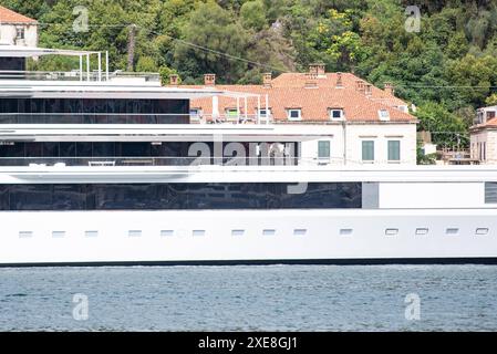 Dubrovnik, Croatie, 260624. Le nouveau superyacht Ulysses, propriété du milliardaire néo-zélandais Graeme Richard Hart, de 103 mètres de long et d'une valeur de 275 millions de dollars, a ancré dans le port de Gruz lors de sa première croisière après avoir été lancé il y a deux mois. Photo : Mihael Barisic / CROPIX Copyright : xxMihaelxBarisicx/xCROPIXx jahta ulysses2-260624 Banque D'Images