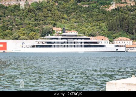 Dubrovnik, Croatie, 260624. Le nouveau superyacht Ulysses, propriété du milliardaire néo-zélandais Graeme Richard Hart, de 103 mètres de long et d'une valeur de 275 millions de dollars, a ancré dans le port de Gruz lors de sa première croisière après avoir été lancé il y a deux mois. Photo : Mihael Barisic / CROPIX Copyright : xxMihaelxBarisicx/xCROPIXx jahta ulysses8-260624 Banque D'Images