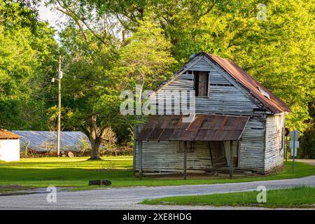 Une vieille maison en bois délabrée datant d'autrefois dans le sud rural de l'Alabama. Banque D'Images