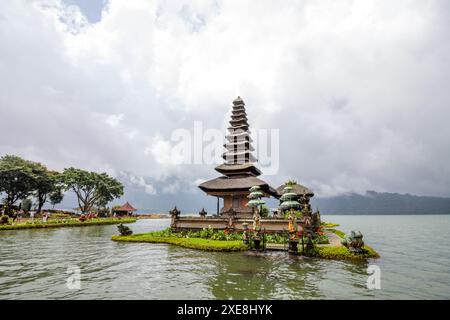 Pura Ulun Danu Bratan, temple hindou sur un lac, avec jardins et bateaux à Bali, Indonésie. Banque D'Images