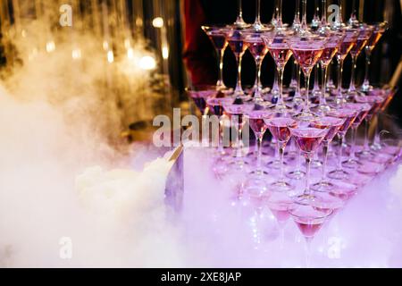 Belle pyramide de délicieux verre à cristal d'alcool avec champagne. Fêtes romantiques et concept de fête Banque D'Images