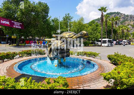 Statue et fontaine de tortues dans la station touristique populaire de Kalkan, Turquie Banque D'Images