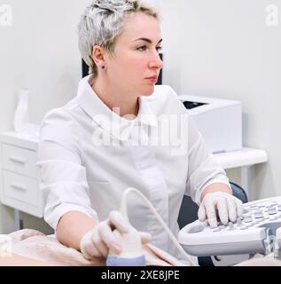 Faire échographie gynécologue dans une clinique moderne Banque D'Images