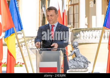 Le ministre polonais des Affaires étrangères Radoslaw Sikorski intervient lors d'une conférence de presse. Conférence de presse du ministre des Affaires étrangères de Pologne Radoslaw Sikorski et du ministre des Affaires étrangères de Roumanie, Lumini?a ODOBESCU et du ministre des Affaires étrangères de Turquie, Hakan Fidan. (Photo de Marek Antoni Iwanczuk/SOPA images/SIPA USA) crédit : SIPA USA/Alamy Live News Banque D'Images