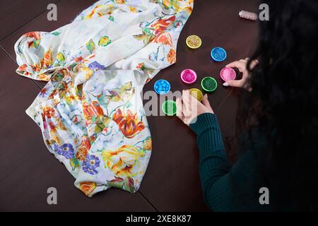 Couturière tailleur utilisant des perles décorant la robe en atelier Banque D'Images