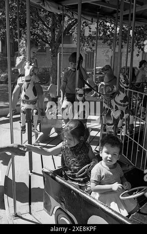 Un manège (calesita) à Buenos Aires, Argentine, le 21 février 1969. Banque D'Images