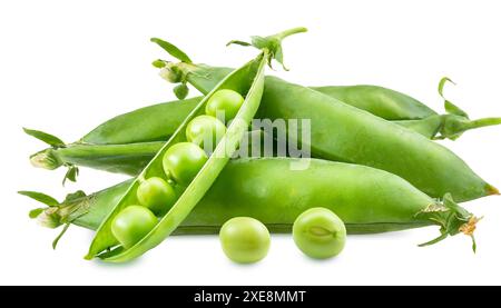 Pois verts frais isolés sur fond blanc. Chemin de détourage inclus. Banque D'Images