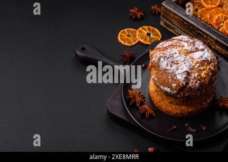 Délicieuse tarte de noël fraîche avec des fruits et du panettone aux raisins secs Banque D'Images