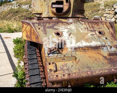 Vieux char américain de la seconde guerre mondiale dans les montagnes du sud des Alpes françaises par une journée ensoleillée de fin d'été Banque D'Images