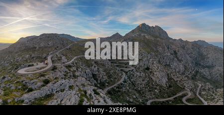 Vue sur la célèbre route des serpents menant du col de Coll de Reis à sa Calobra dans le paysage accidenté de Northern Mall Banque D'Images