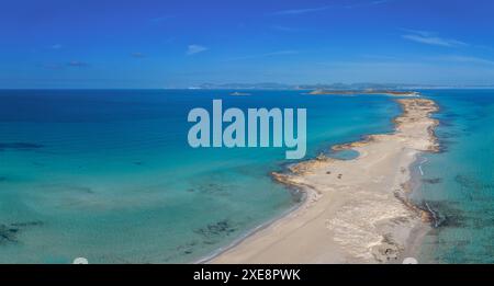 Vue aérienne de la plage de Platja de ses Illetes et de l'isthme au nord de Formentera Banque D'Images