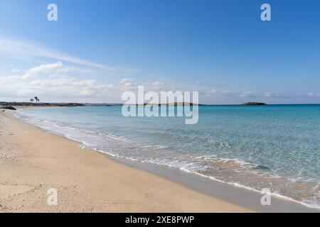 Belle plage de sable doré vide à l'isthme Platja de ses Illetes sur l'île de Formentera Banque D'Images