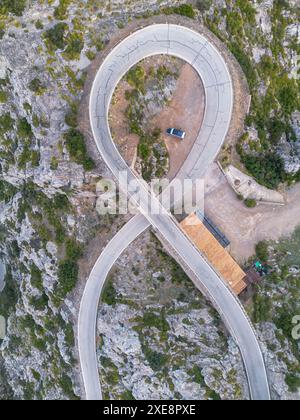 Vue aérienne du virage en épingle à cheveux nus de sa Corbata dans la Serra Tramuntan de Majorque près du col de Coll de Reis Banque D'Images