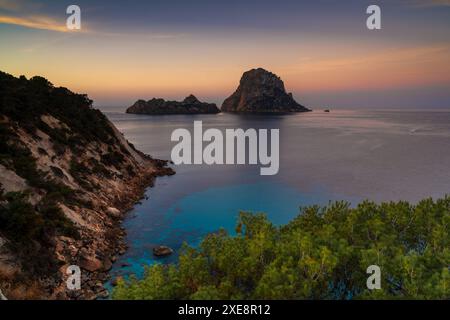 Vue sur l'île emblématique d'es Vedra et les rochers au large de la côte d'Ibiza au lever du soleil Banque D'Images