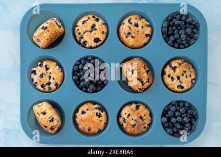 Tarte aux baies dans une boîte à muffins en silicone. Cupcakes végétaliens sains aux baies biologiques. Muffins aux myrtilles frais. Savoureux Sweet cupcak Banque D'Images