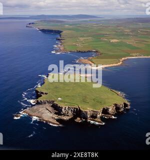 Brough of Birsay and Lighthouse, une île inhabitée à marée au large de la côte nord-ouest de la partie continentale des Orcades, Orcades, Écosse, Royaume-Uni Banque D'Images