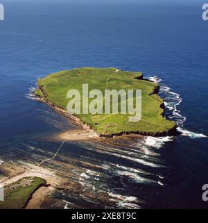 Brough of Birsay and Lighthouse, une île inhabitée à marée au large de la côte nord-ouest de la partie continentale des Orcades, Orcades, Écosse, Royaume-Uni Banque D'Images