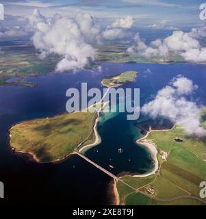 Vue aérienne de Churchill Barriers, série de quatre chaussées dans les îles Orcades. Ils relient les Orcades continentales au nord à l'île de South Ronaldsay via Burray et les deux petites îles de Lamb Holm et Glimps Holm, Orcades, Écosse, Royaume-Uni Banque D'Images