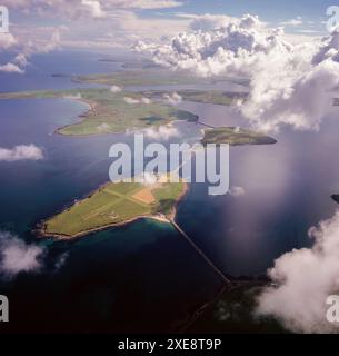 Vue aérienne de Churchill Barriers, série de quatre chaussées dans les îles Orcades. Ils relient les Orcades continentales au nord à l'île de South Ronaldsay via Burray et les deux petites îles de Lamb Holm et Glimps Holm, Orcades, Écosse, Royaume-Uni Banque D'Images