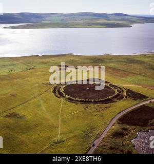 Vue aérienne de l'anneau de Brodgar (ou Brogar), un cercle néolithique de hengé et de pierre dans les Orcades, l'anneau de pierres se dresse sur un petit isthme entre les Lochs de Stenness et Harray, Orcades, Écosse, Royaume-Uni Banque D'Images