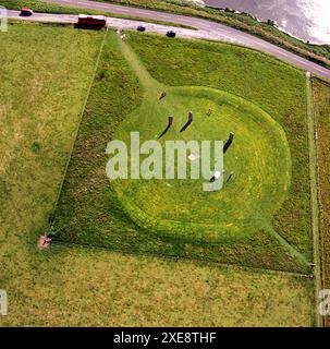 Standing Stones of Stenness, monument néolithique sur le continent des Orcades, Orcades Islands, Écosse. Il est considéré comme le plus ancien cercle de pierre des îles britanniques. À l'origine douze pierres, dont certaines mesurent jusqu'à six mètres de haut, seules quatre pierres restent debout. Le cercle fait partie du cœur des Orcades néolithiques, site classé au patrimoine mondial de l'UNESCO. Banque D'Images