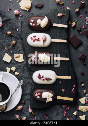 Vue de dessus des crèmes glacées Cake POPS décorées sur fond noir Banque D'Images