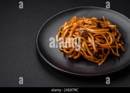 Délicieuses nouilles ou udon avec champignons, sel, épices et herbes Banque D'Images