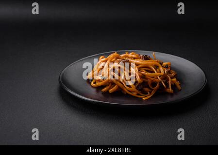 Délicieuses nouilles ou udon avec champignons, sel, épices et herbes Banque D'Images