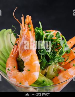 Morceaux de crevettes et d'avocat dans un verre à martini Banque D'Images