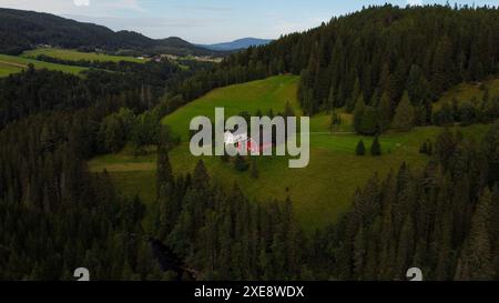 Seule maison en bois dans le paysage norvégien, vue de beau paysage norvégien Banque D'Images