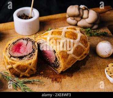 Filet de porc de style wellington avec champignons Banque D'Images