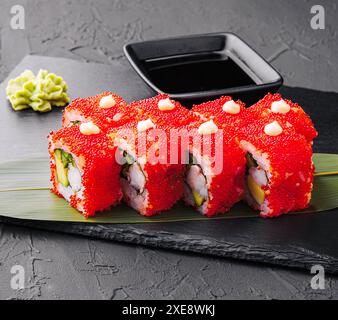 Sushi, rouleaux, uramaki californien avec caviar tobiko Banque D'Images