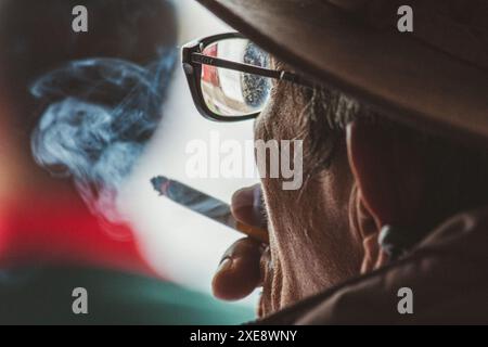 Bandung, Indonésie, 2008 mars 2007 : un homme avec sa cigarette Banque D'Images