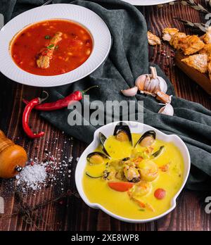 Deux soupes à la crème de légumes différentes sur bois Banque D'Images