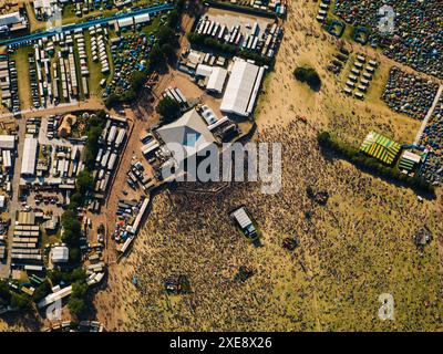 Image aérienne de personnes se rassemblant sur la scène principale de Pyramid pour regarder des groupes musicaux se produire au Glastonbury Festival. L'image a été prise le samedi 26 juin 2010, Pilton, près de Glastonbury, Angleterre, Royaume-Uni Banque D'Images