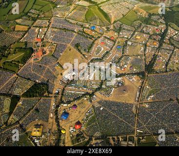 Image aérienne Glastonbury Festival, un grand plan montrant une mosaïque colorée de festivaliers, tentes et voitures. Sam 26 juin 2010, ferme digne, Pilton, près de Glastonbury, Angleterre, ROYAUME-UNI Banque D'Images