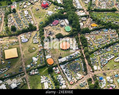 Vue aérienne du Festival de Glastonbury, jeudi 24 juin 2010, ferme digne, Pilton, près de Glastonbury, Somerset, Angleterre, Royaume-Uni Banque D'Images